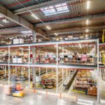Plateforme industrielle à poteaux pour le stockage de produits