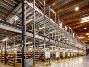 Stockage industriel sur plateforme montée sur rayonnage