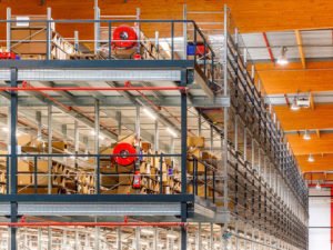 Plateforme de stockage industriel montée sur rayonnage